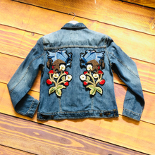 Load image into Gallery viewer, 2 Flower And Griffin Appliqué Patches