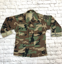 Load image into Gallery viewer, Camouflage Jacket Vintage US Airforce M-81 Woodland