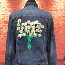 Load image into Gallery viewer, Beautiful Large Daisy Flower Iron or sew on