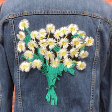 Load image into Gallery viewer, Beautiful Large Daisy Flower Iron or sew on