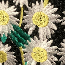 Load image into Gallery viewer, Beautiful Large Daisy Flower Iron or sew on